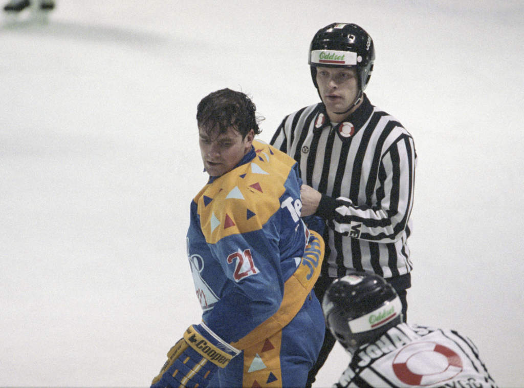division 1, helsingborg-team boro, 2-7, match action. anders johnson acke, ishockeyspelare sverige team boro, hålls fast av domaren efter ett bråk.