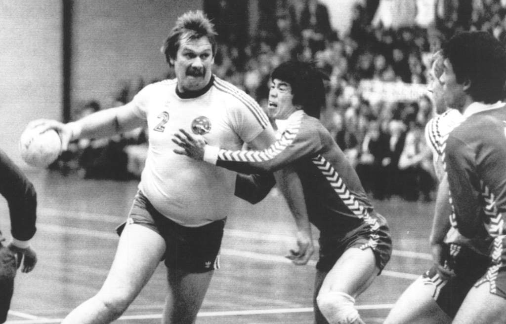 vm 1978. sverige-japan. björn andersson lurch, handbollsspelare sverige, tar sig igenom det japanska försvaret. match action, landslaget