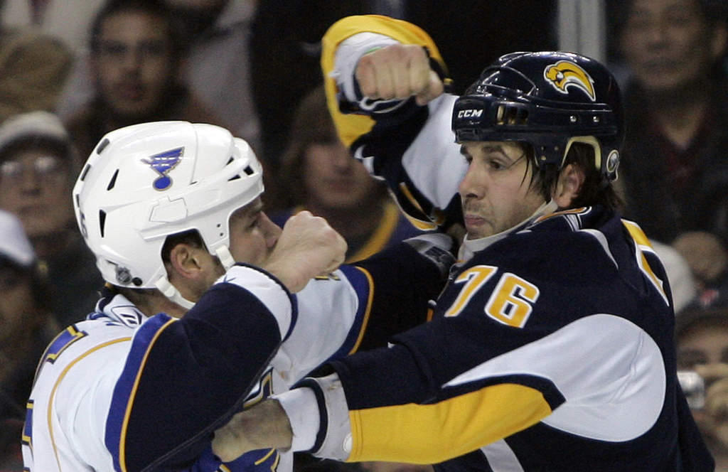 ap foto : david duprey : buffalo sabres' andrew peters (76) fights with st. louis blues' cam janssen during the first period of the nhl hockey game in buffalo, n.y., wednesday, nov. 12, 2008. (ap photo/david duprey)  efe ou andrew peters, cam jansse blues sabres hocke automatarkiverad